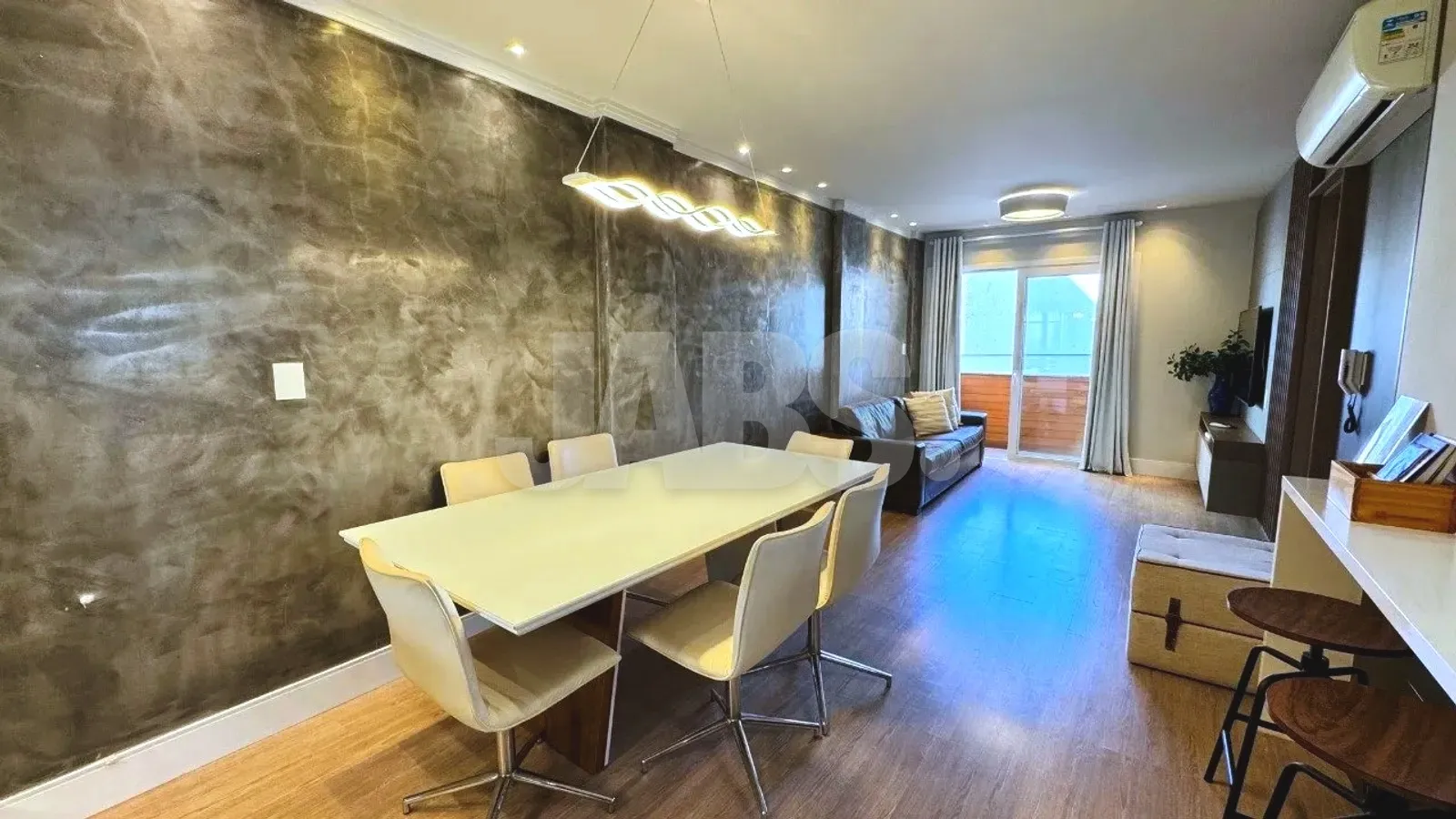 Mesa de jantar para seis lugares e sala de estar