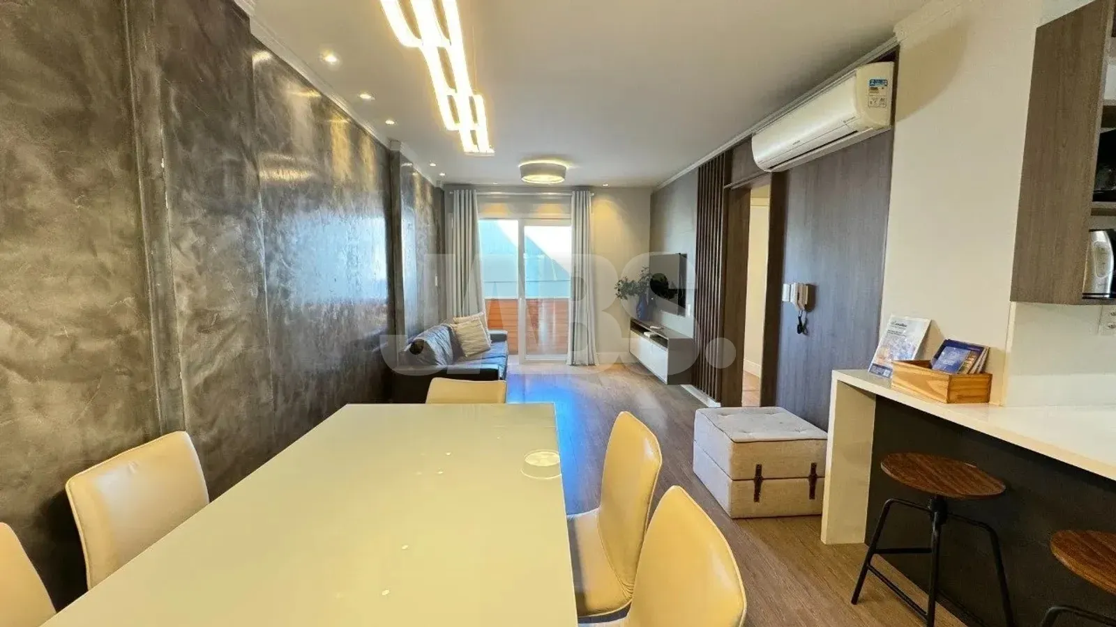 Living amplo com ar-condicionado
