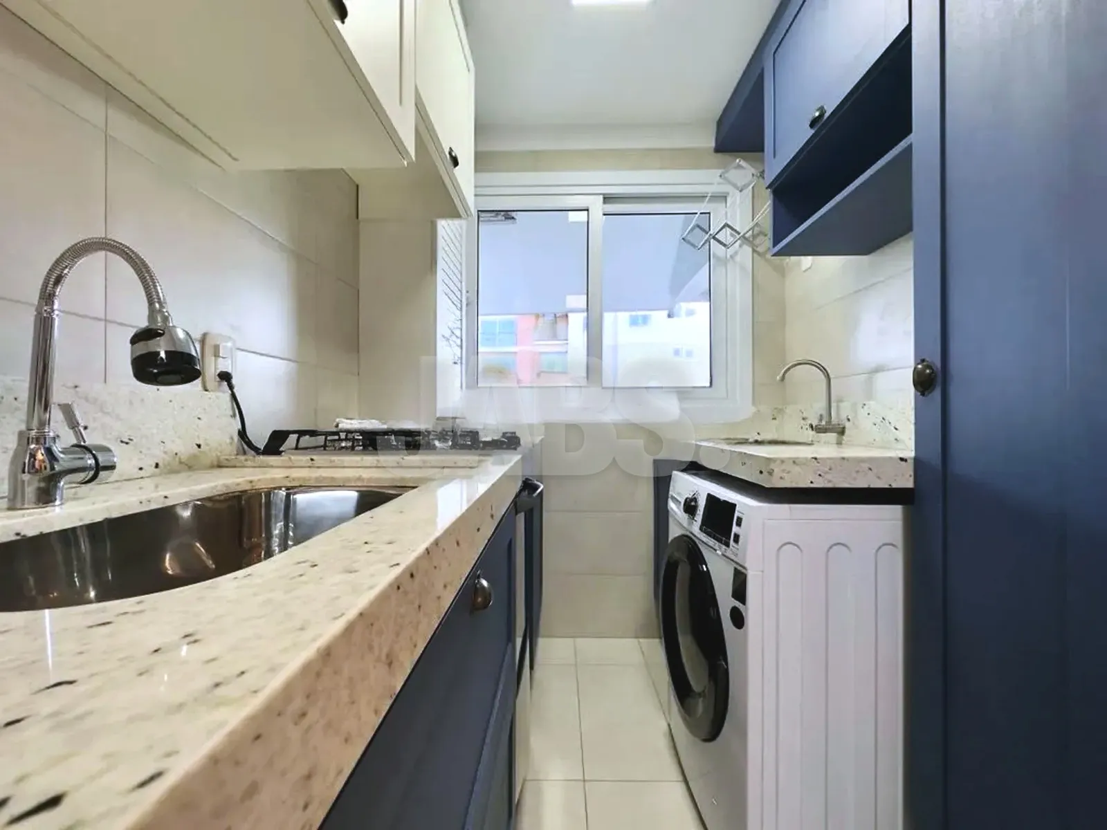 Cozinha planejada com bancada em pedra