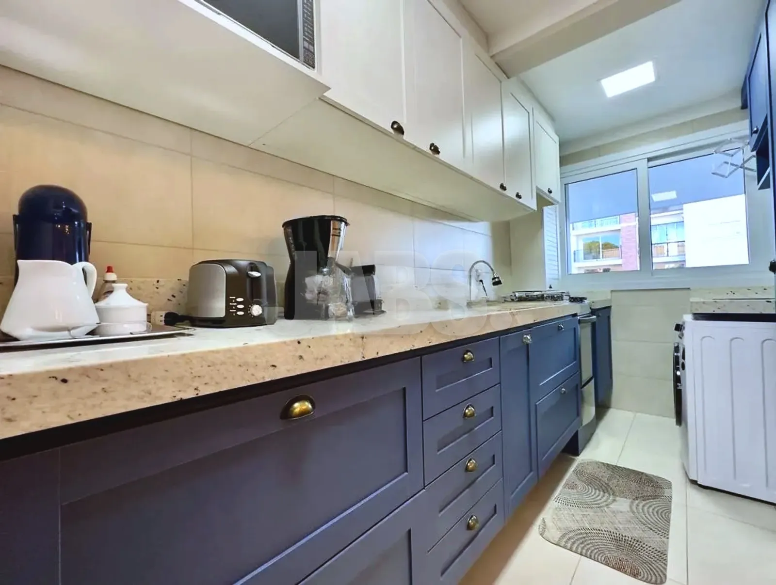 Bancada da cozinha com eletrodomésticos