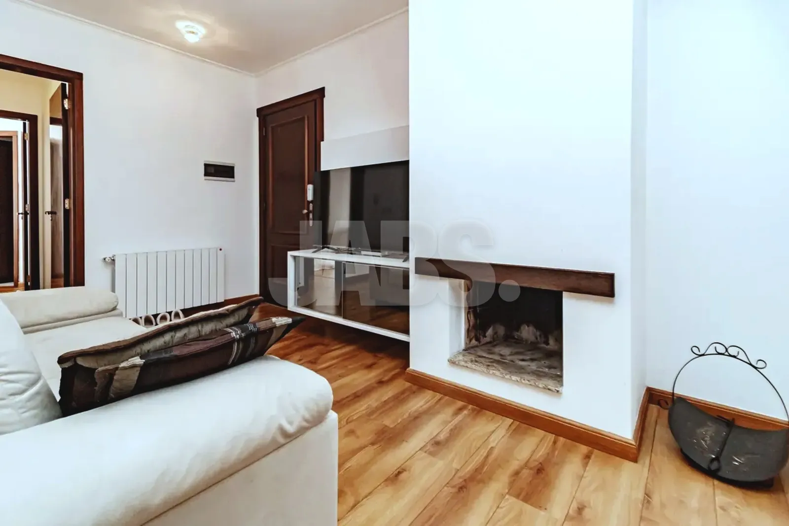 Sala com lareira e sofá