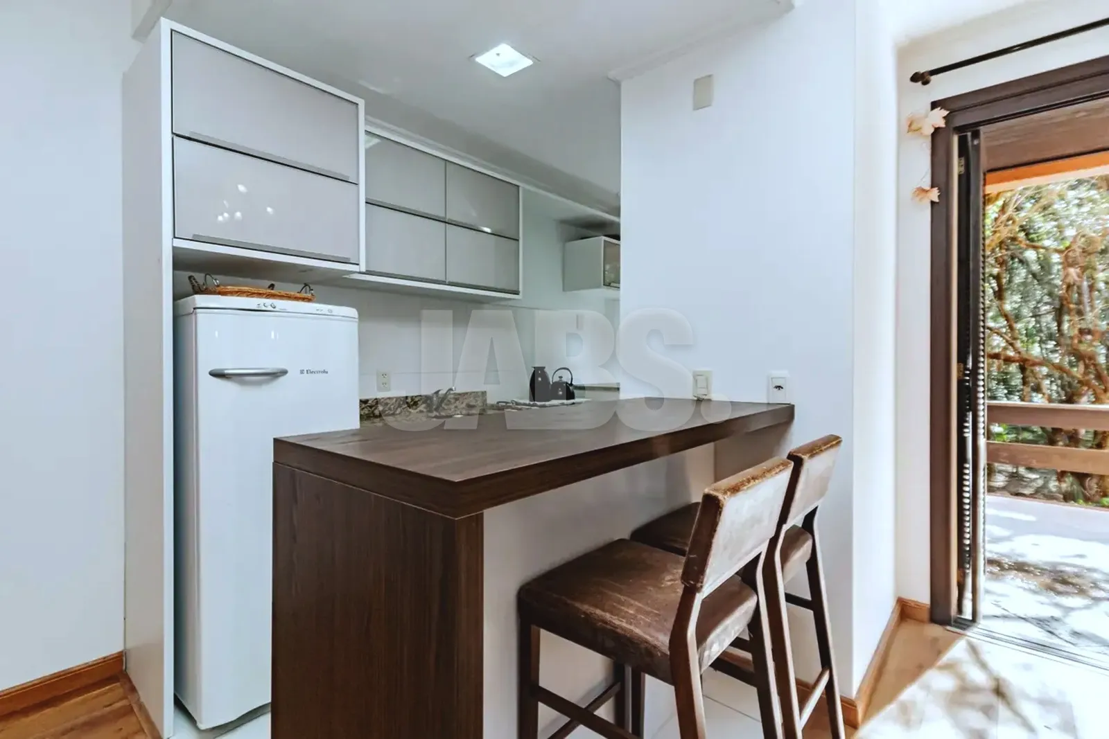 Cozinha com bancada e eletrodomésticos