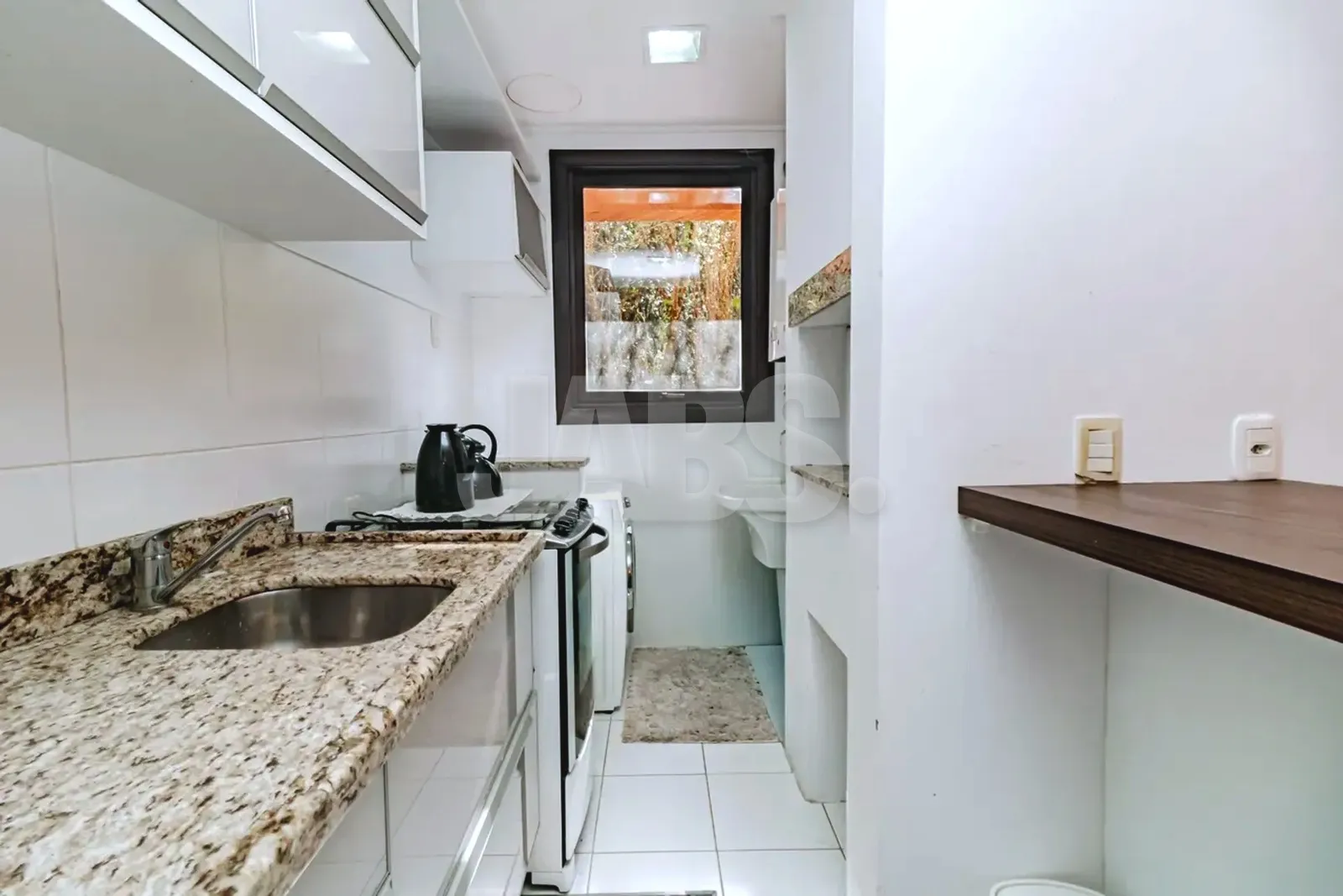 Cozinha com bancada de granito