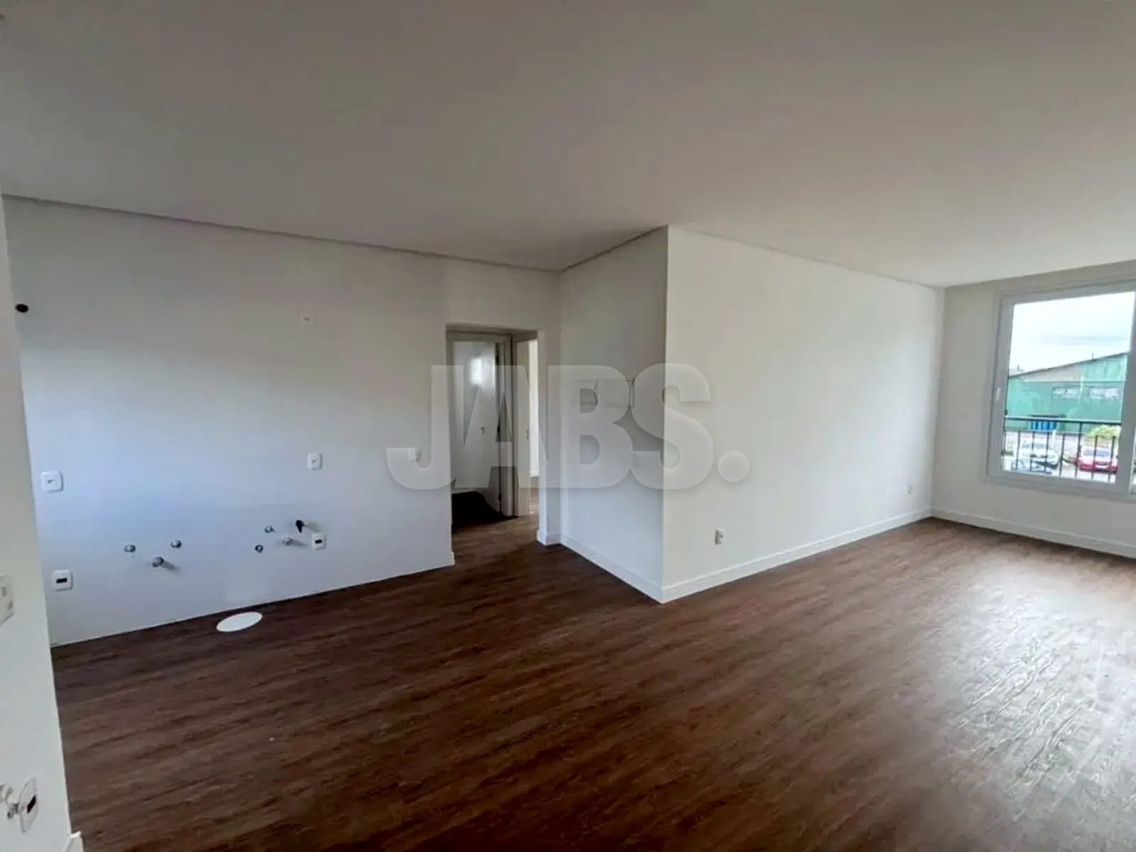 Sala integrada à cozinha com pontos de instalação e janela de PVC