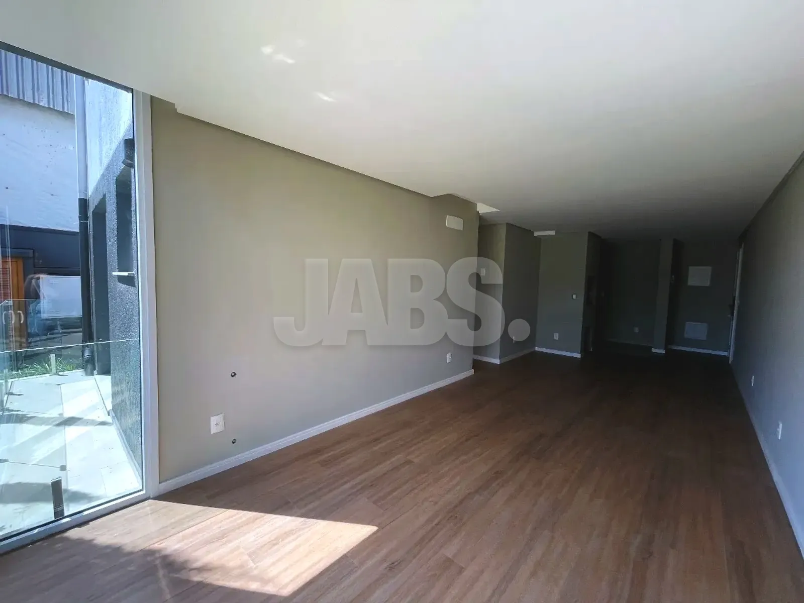 Living amplo com piso laminado