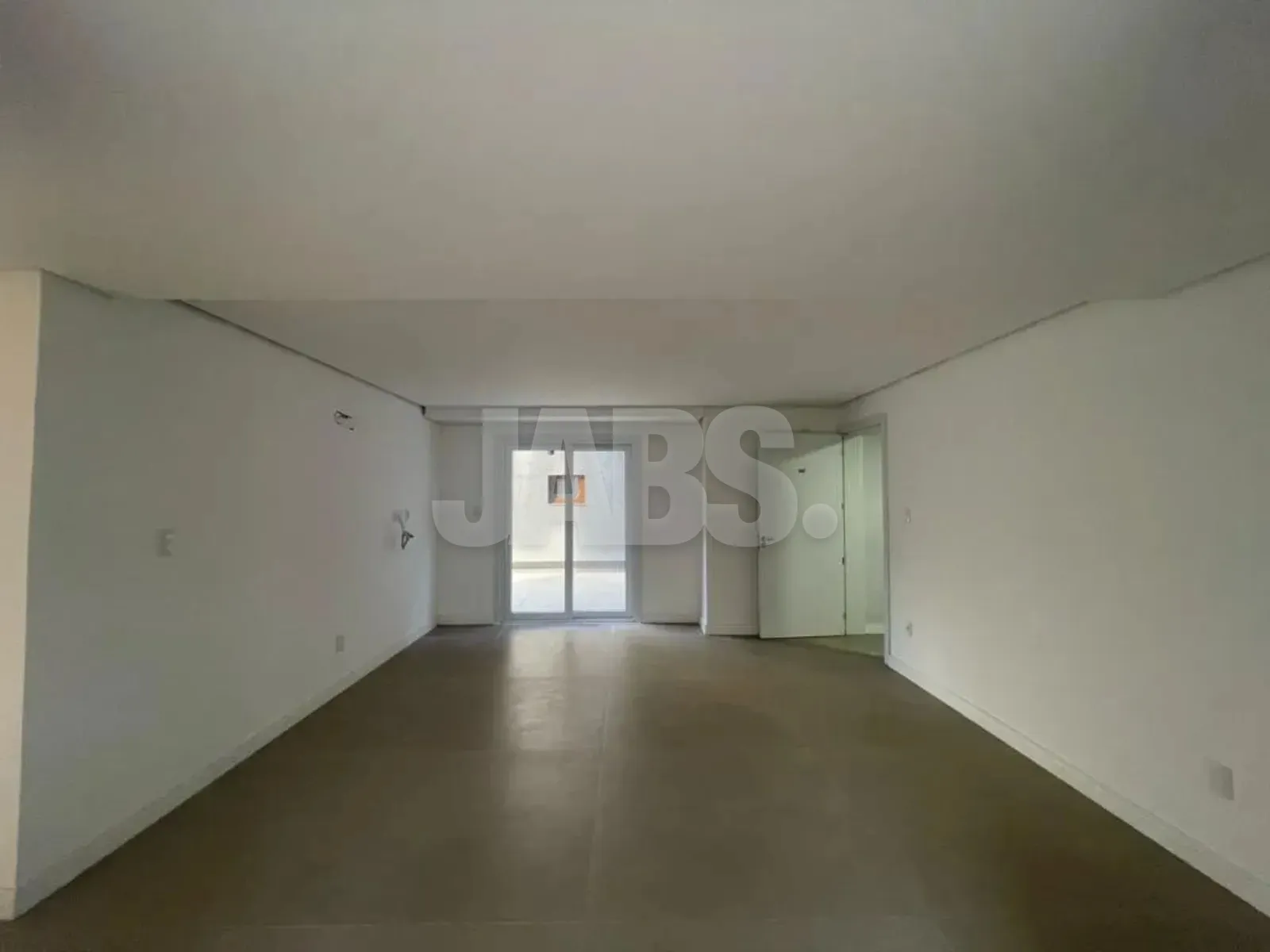 Living amplo com piso porcelanato e porta de vidro ao fundo