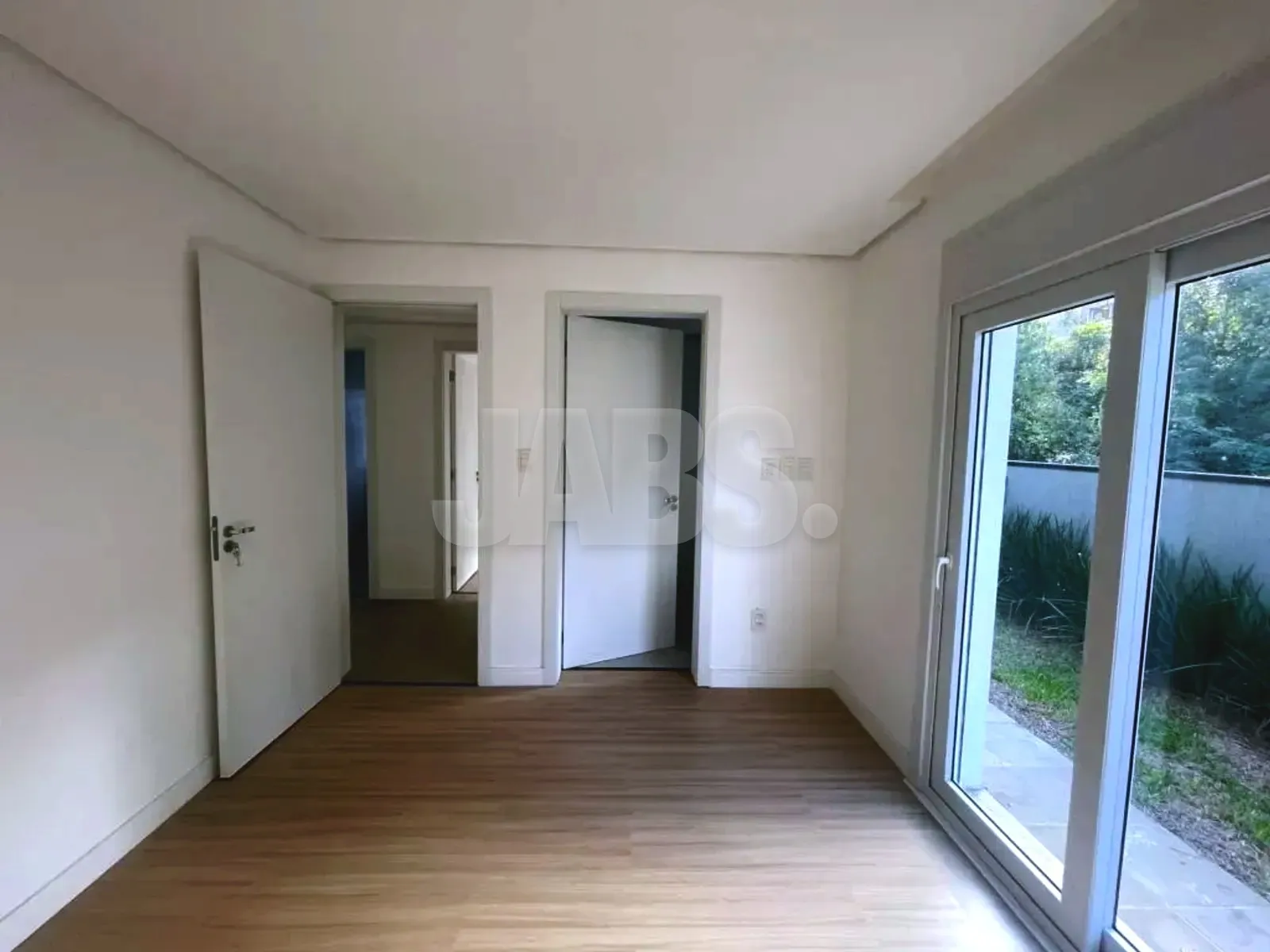 Ambiente com porta de vidro para o jardim