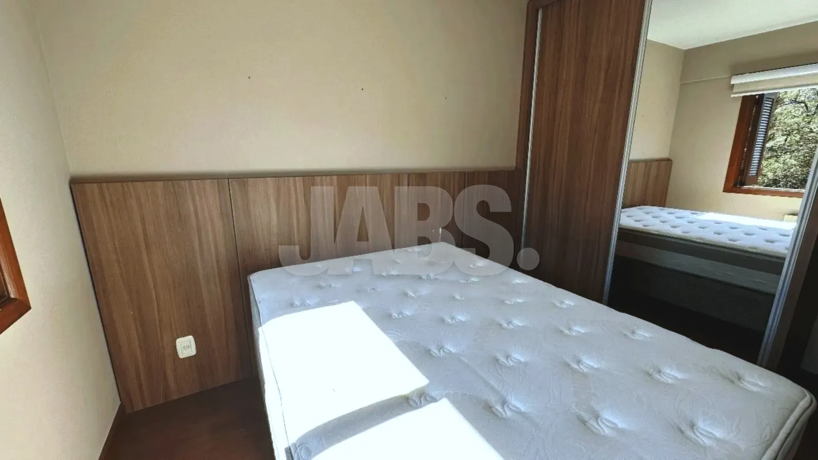 Cama com cabeceira de madeira