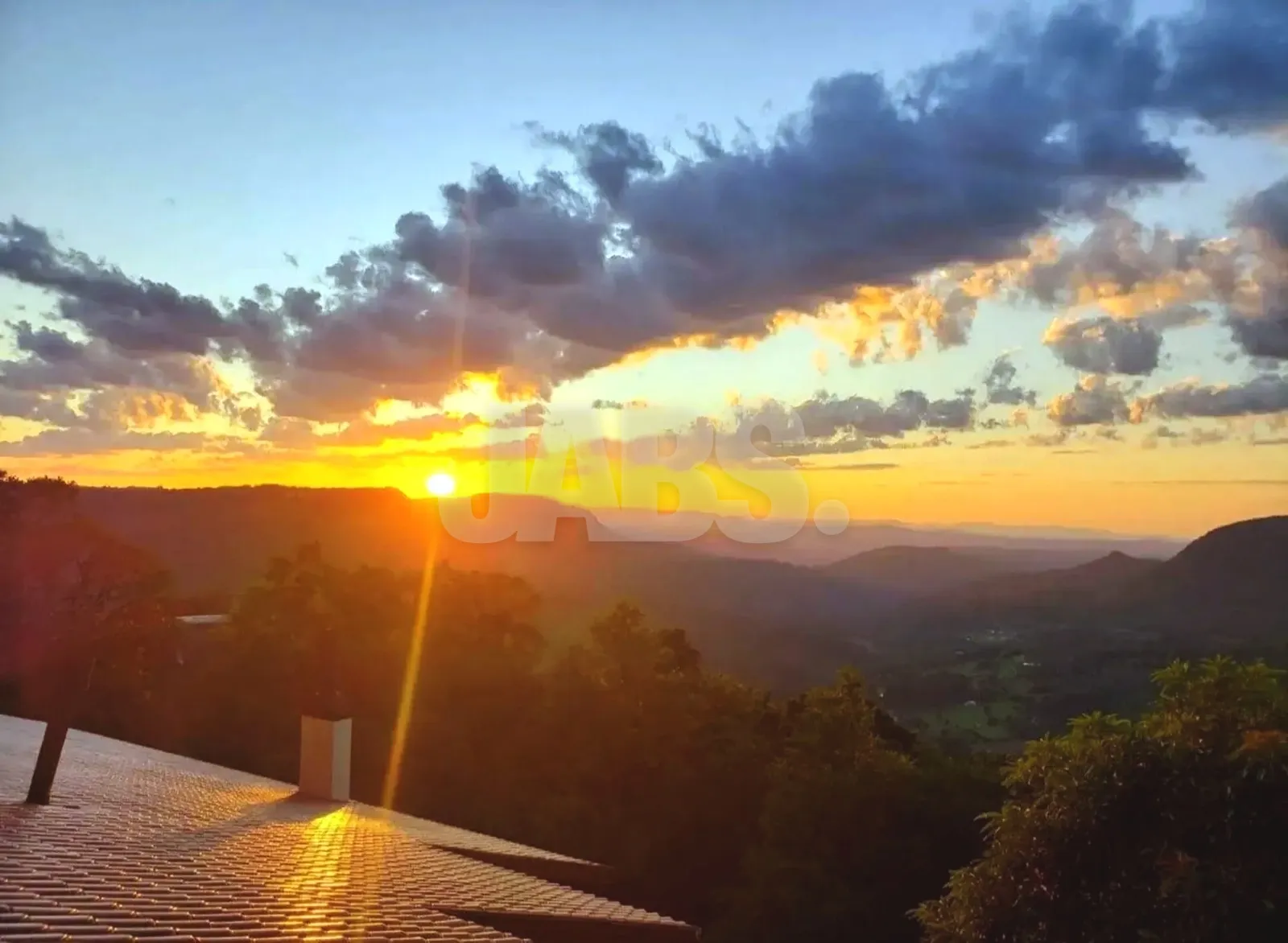 Pôr do sol sobre o Vale do Quilombo visto da sacada