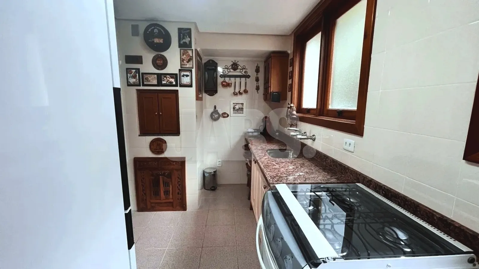Cozinha com bancada de granito