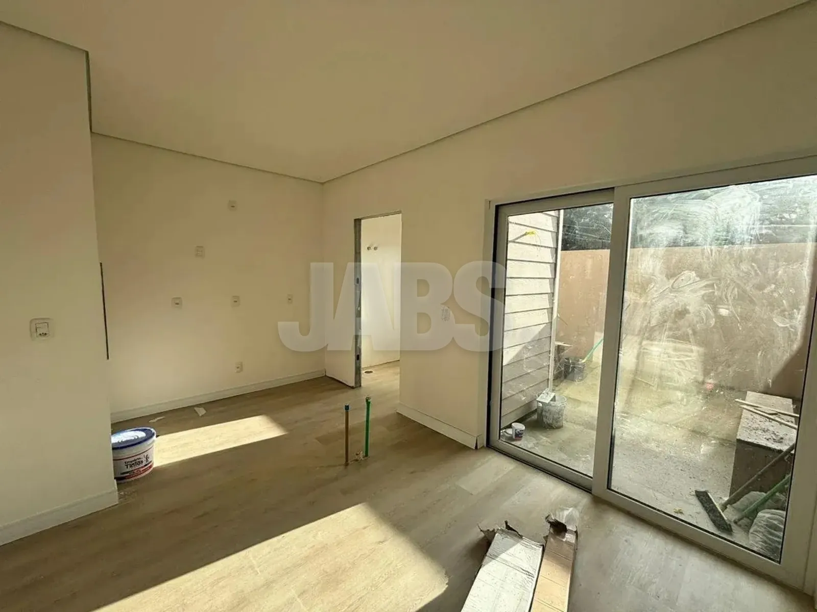 Sala com porta de vidro para o pátio