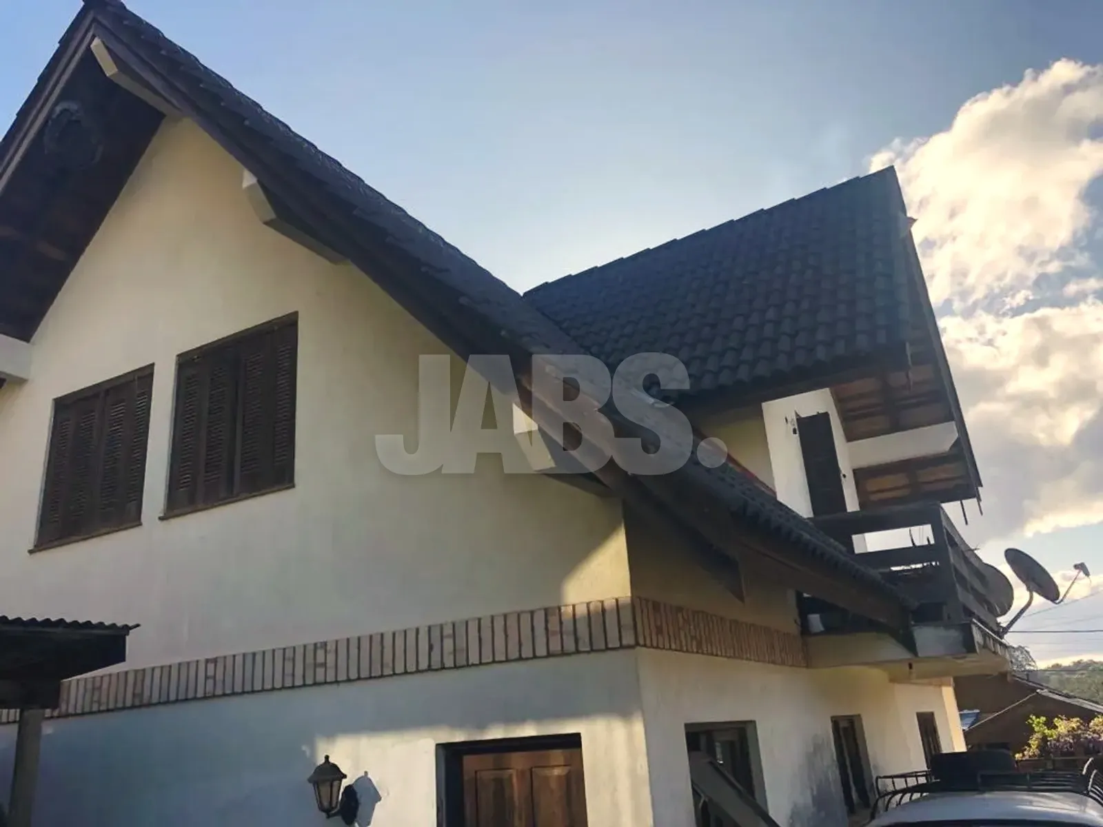 Lateral da casa com telhado inclinado