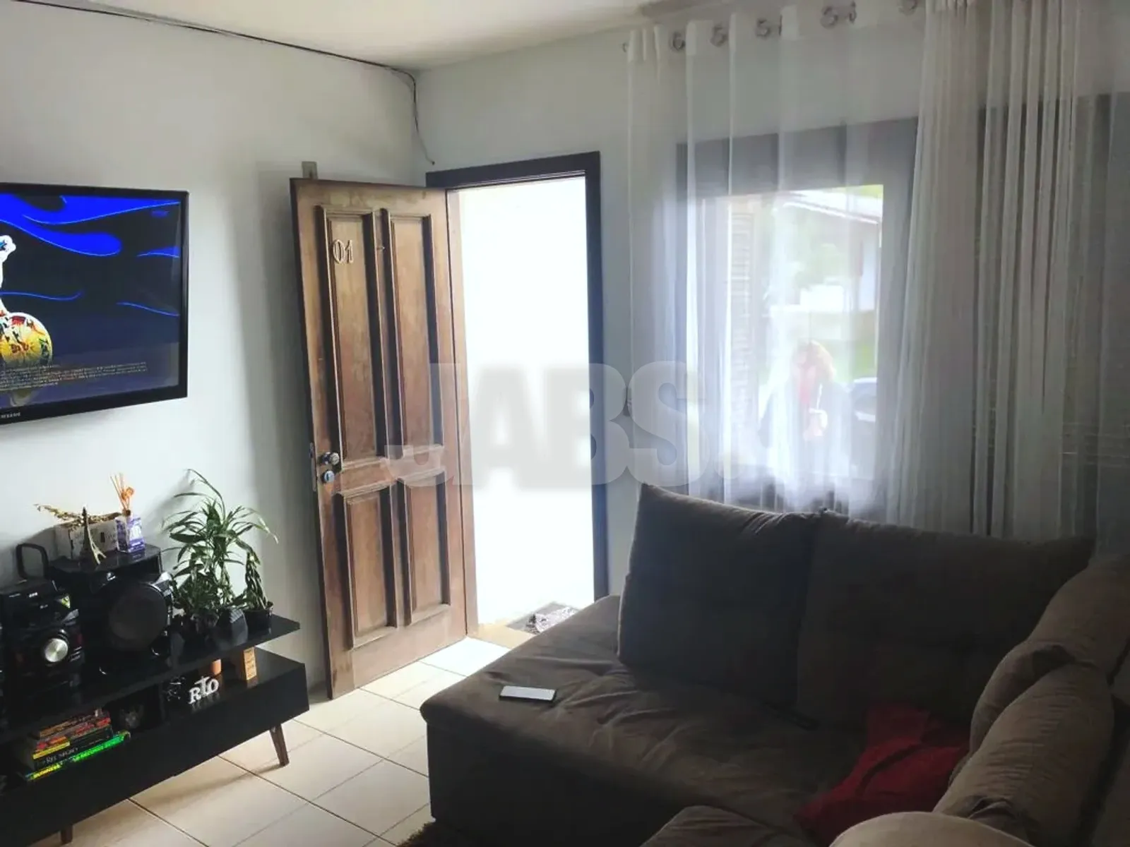 Sala de estar com porta para o pátio