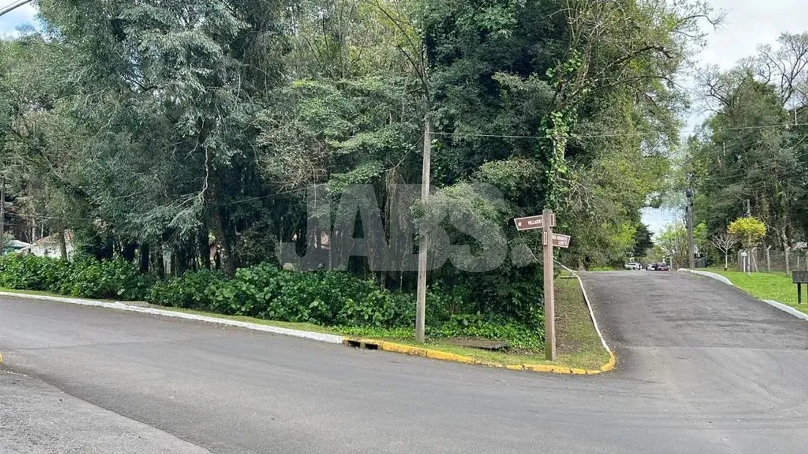 Terreno de esquina arborizado no condomínio