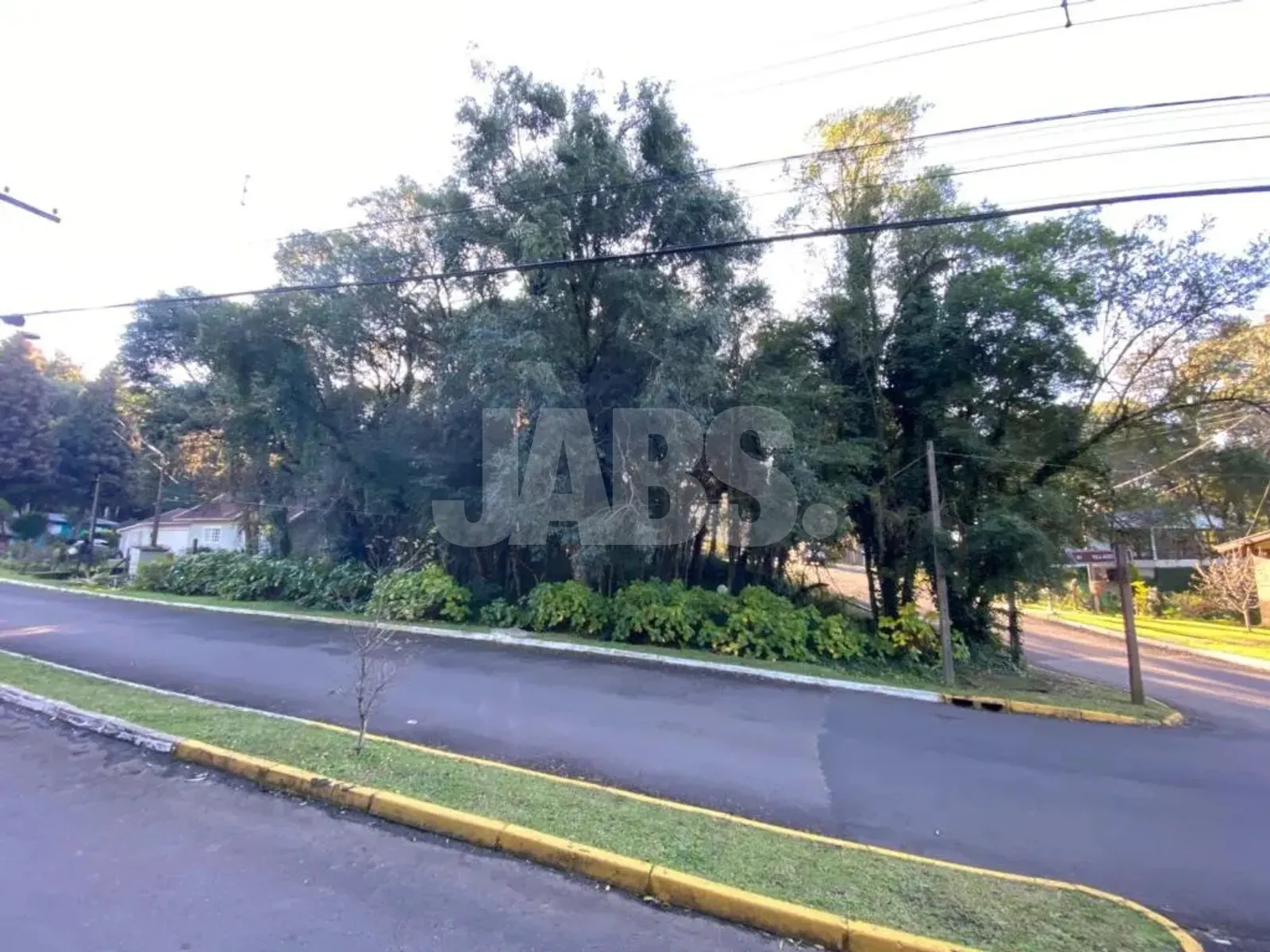 Frente do terreno na rua asfaltada do condomínio