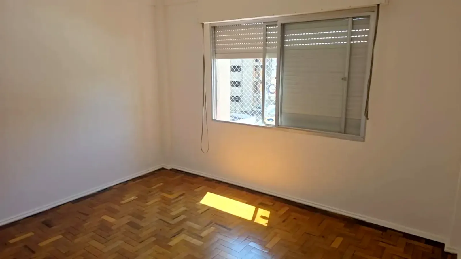 Dormitório ensolarado com janela
