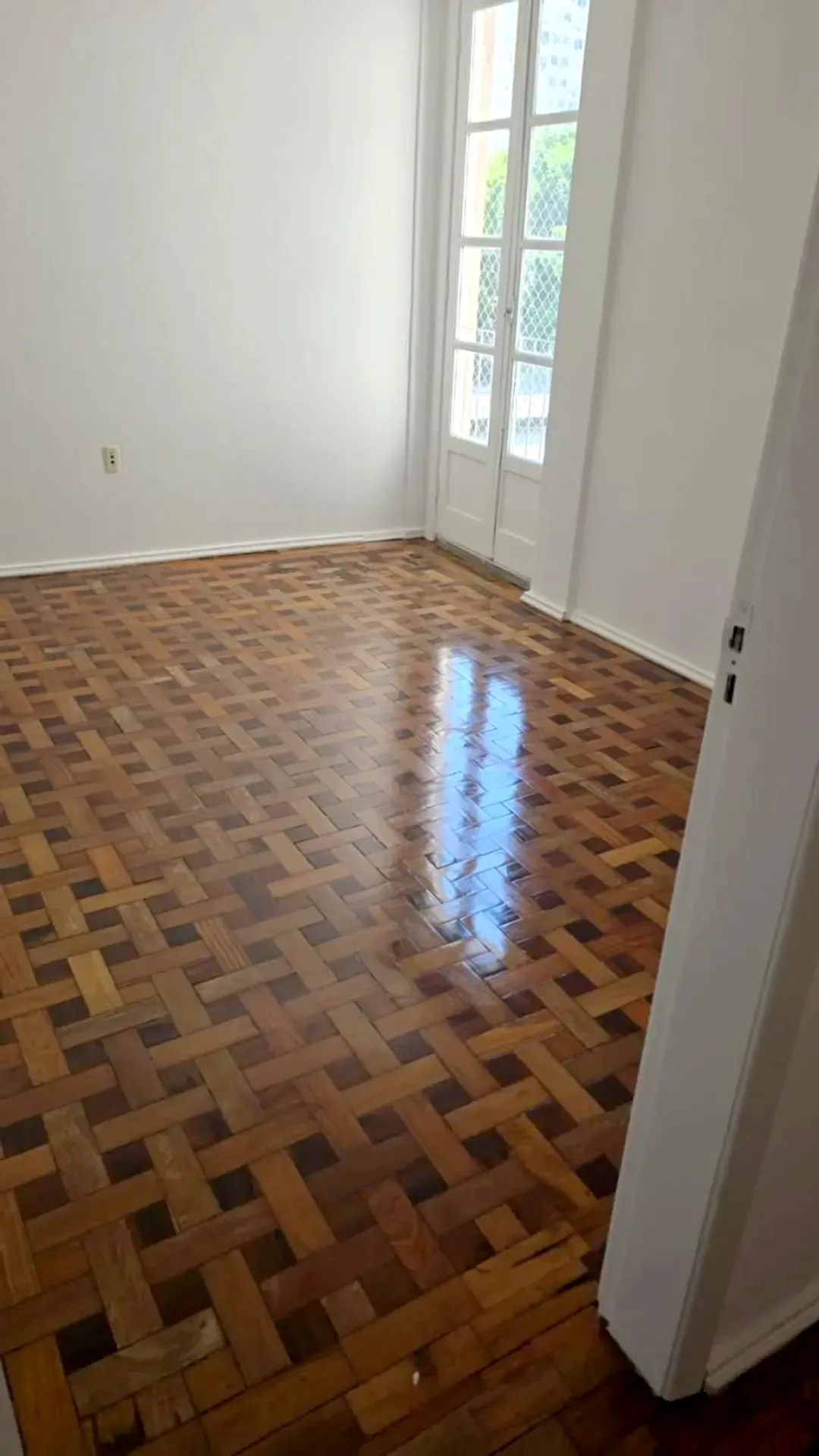 Ambiente com piso de parquê revitalizado