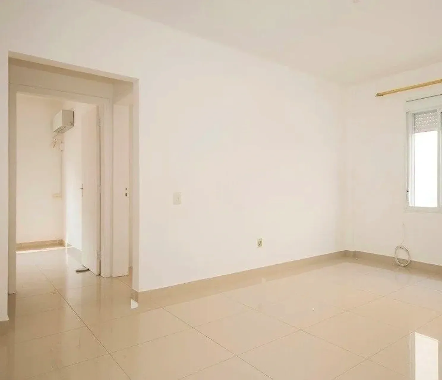 Living reformado com piso de porcelanato, no Menino Deus