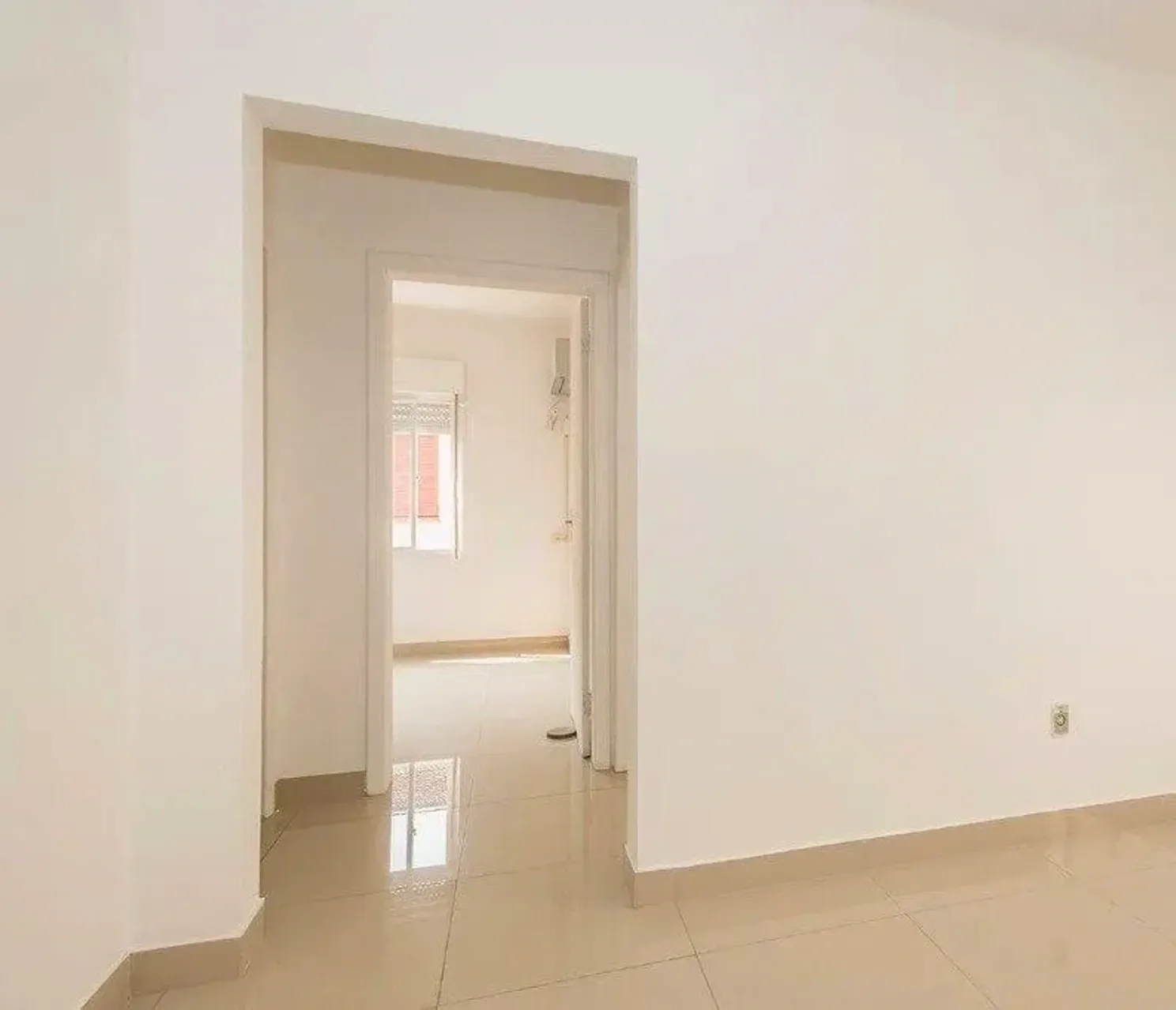 Living com passagem para os dormitórios