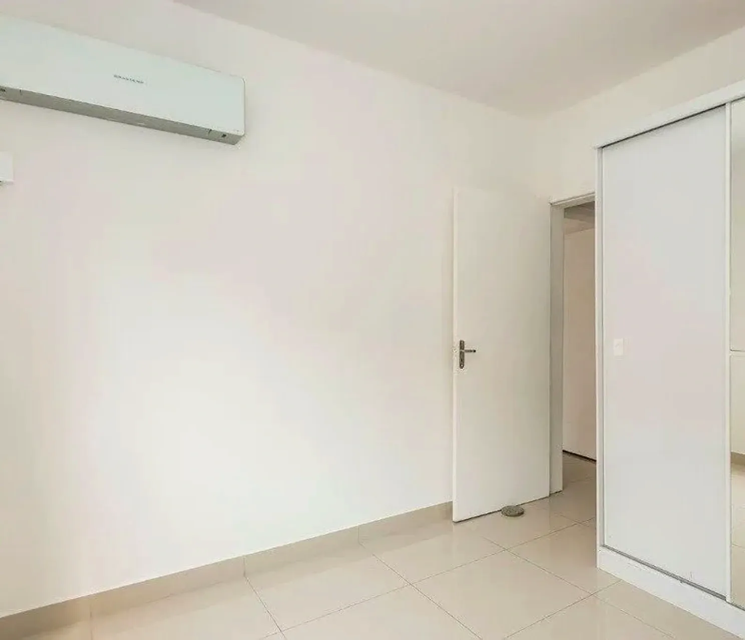 Dormitório com ar-condicionado e roupeiro de portas de correr