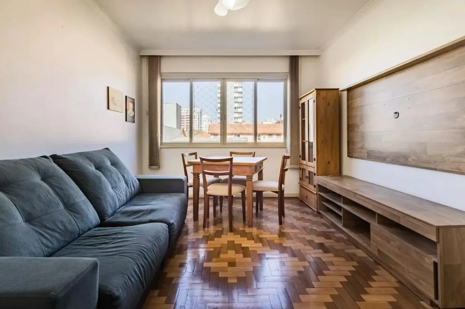 Sala de estar e jantar com luz natural