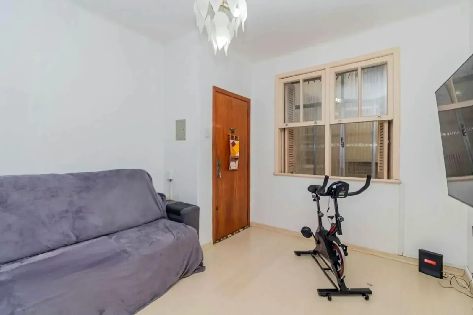 Sala de estar com janela de madeira