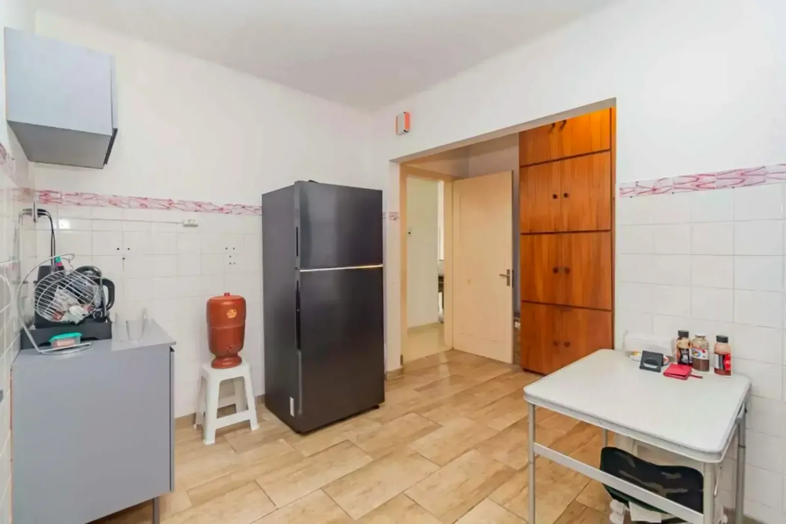 Cozinha com espaço para mesa