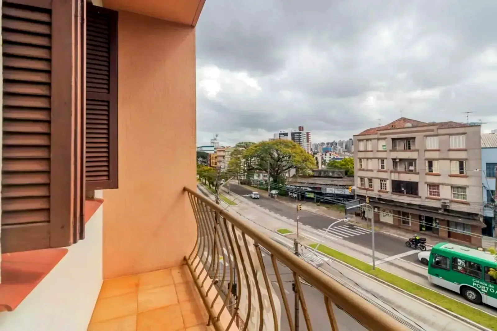 Sacada com vista para a avenida arborizada