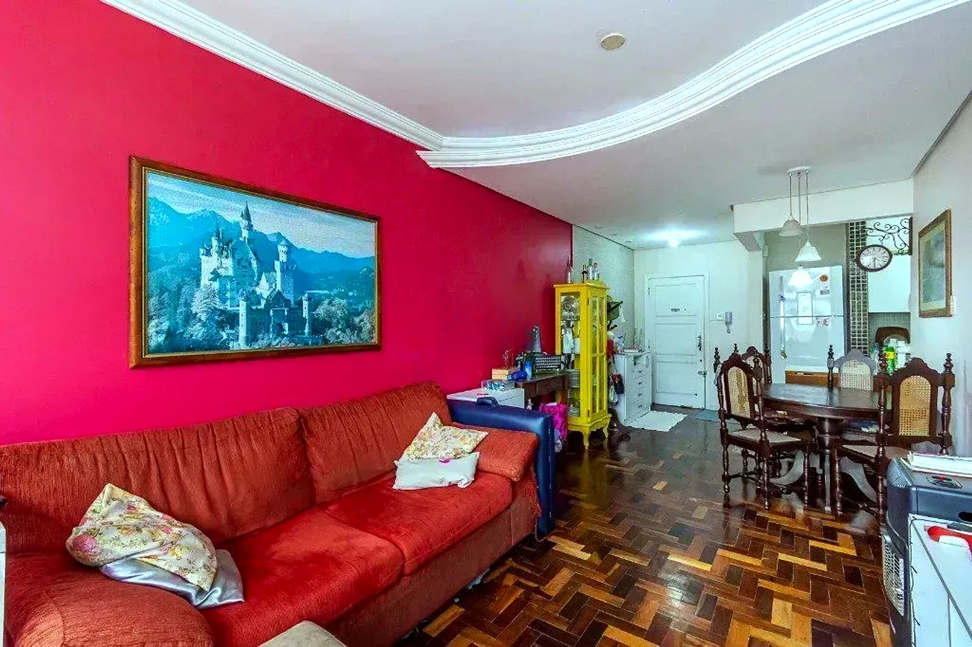 Living com sofá e parede de destaque
