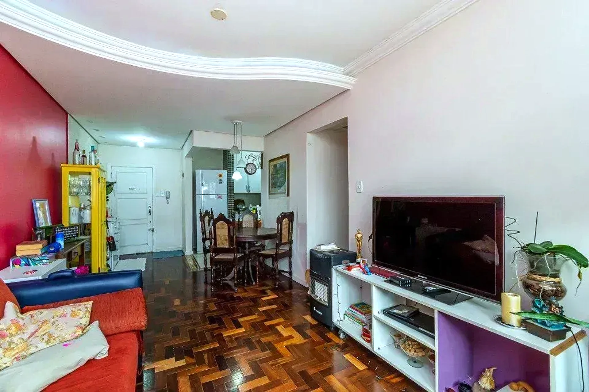 Sala de jantar com piso de parquet