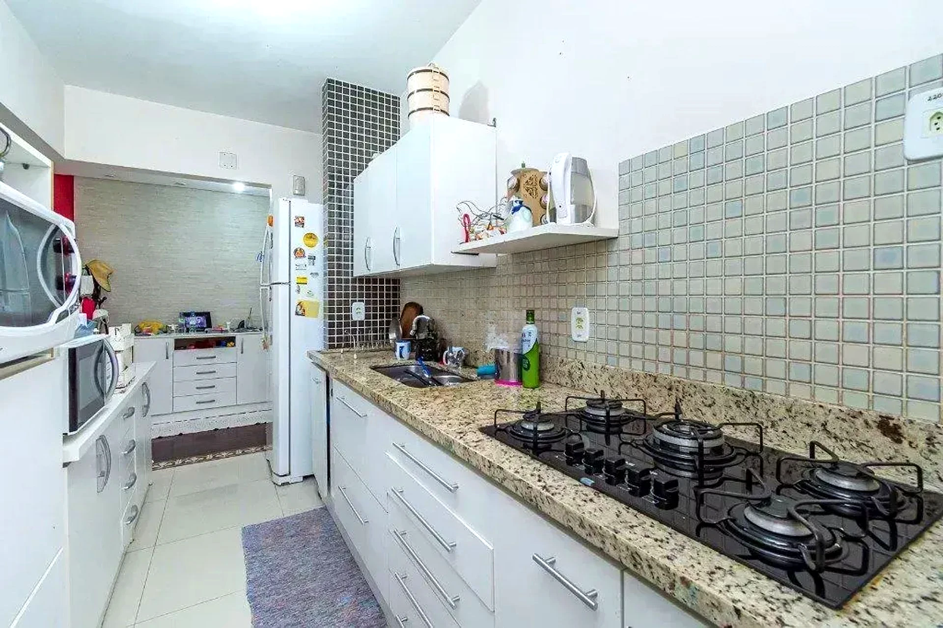 Cozinha com bancada de granito