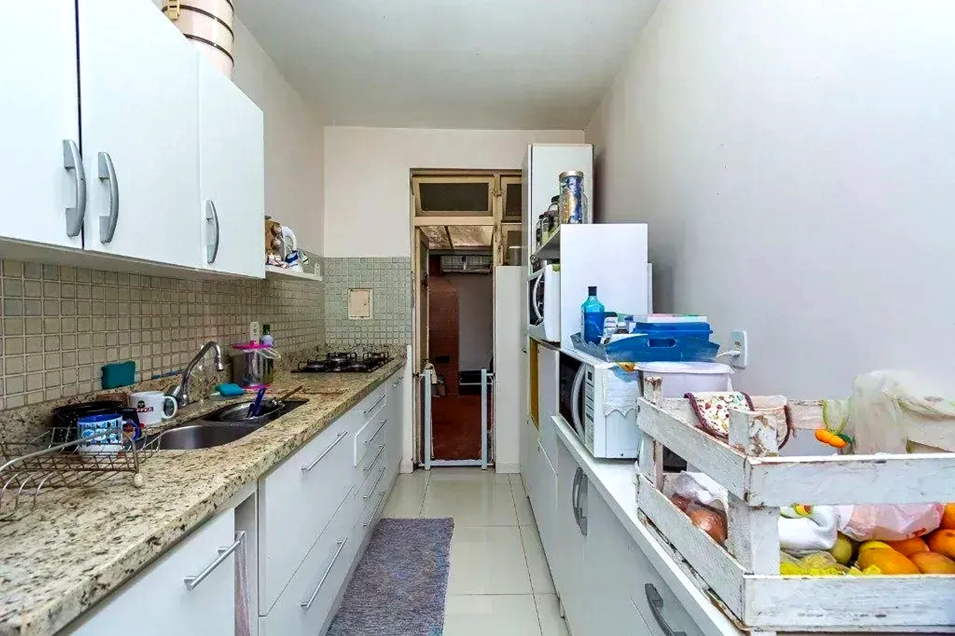 Cozinha com armários claros