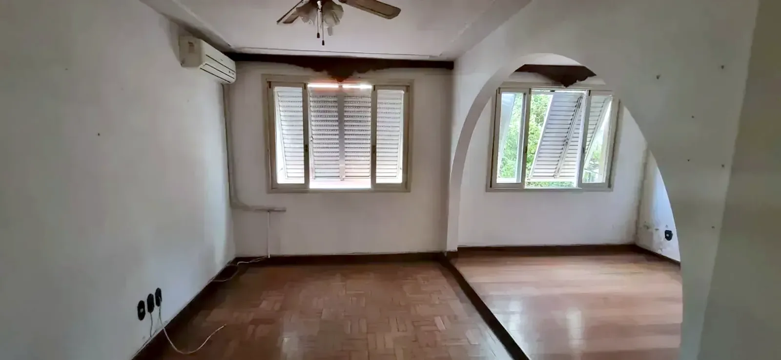 Living de dois ambientes com arco no Partenon, em Porto Alegre