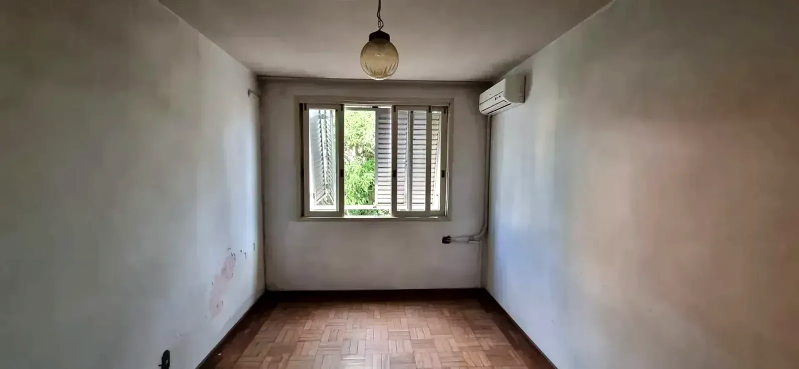 Dormitório com janela ampla