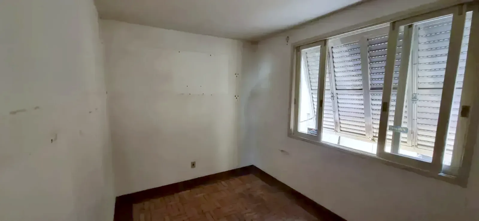 Dormitório com janela de canto