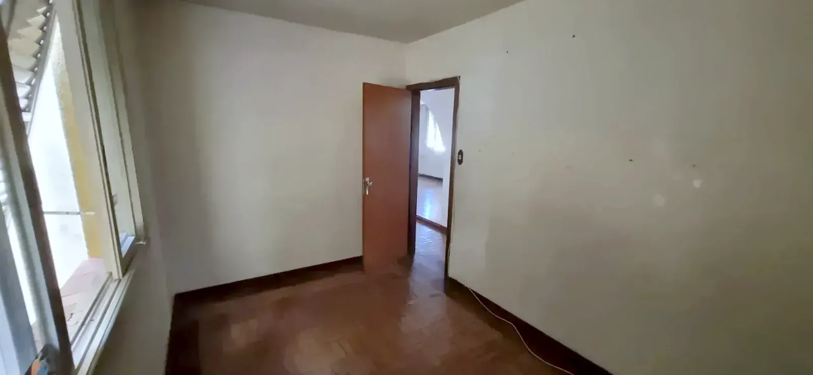 Dormitório com piso de madeira