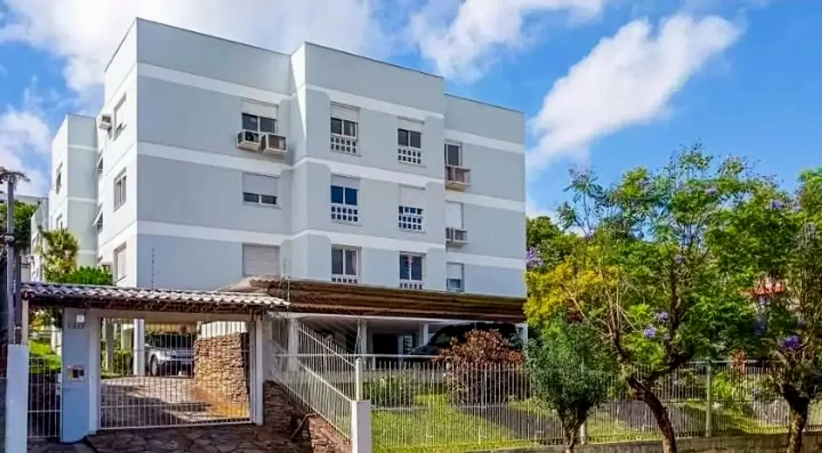 Fachada do prédio com jardim