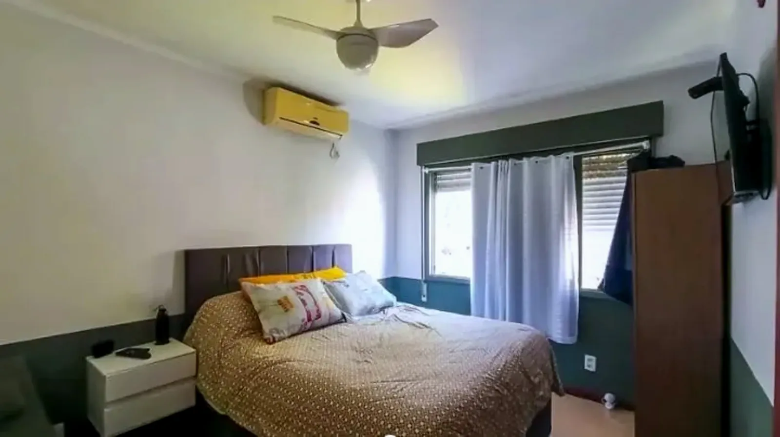 Dormitório com ar-condicionado