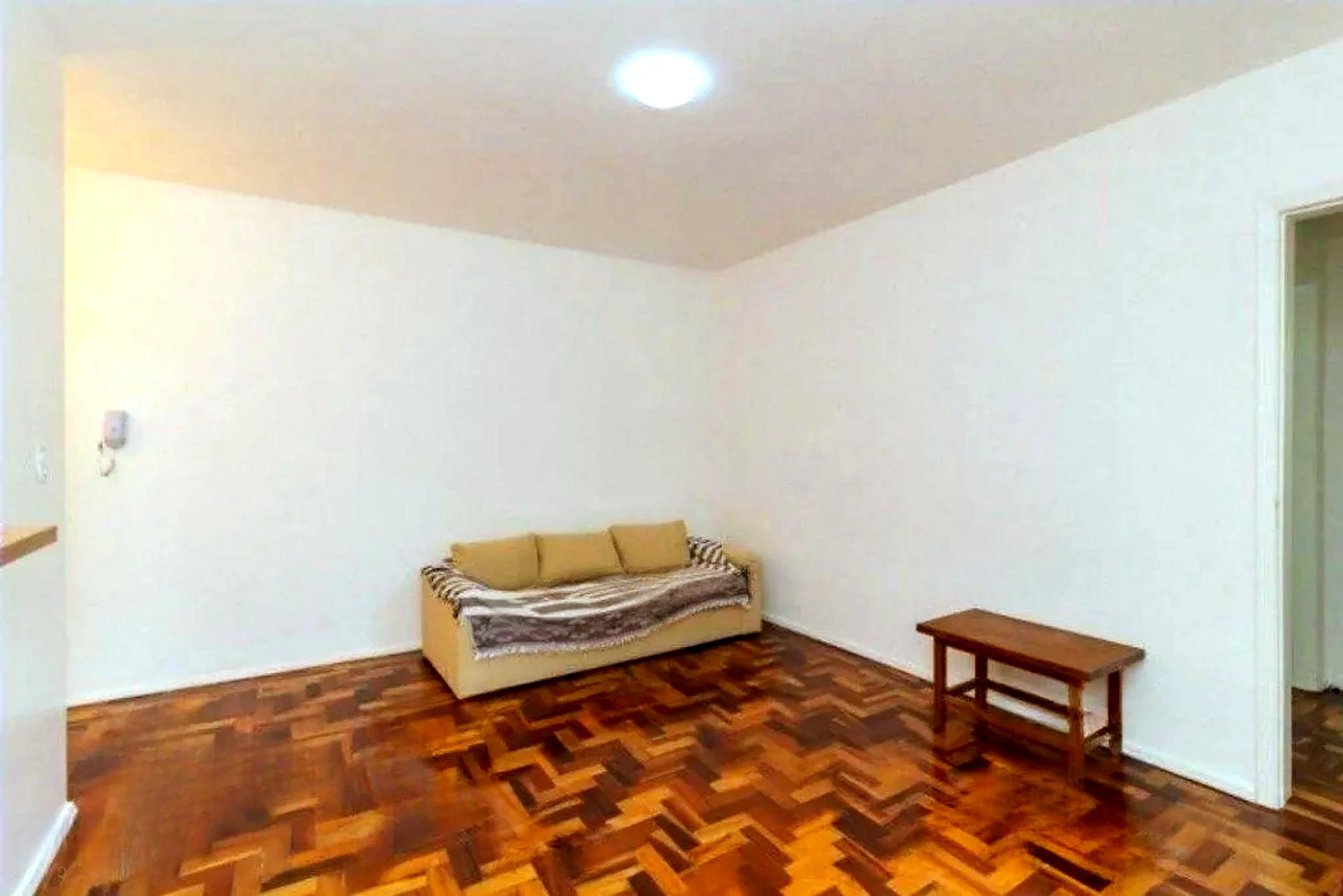 Sala clara com parquet