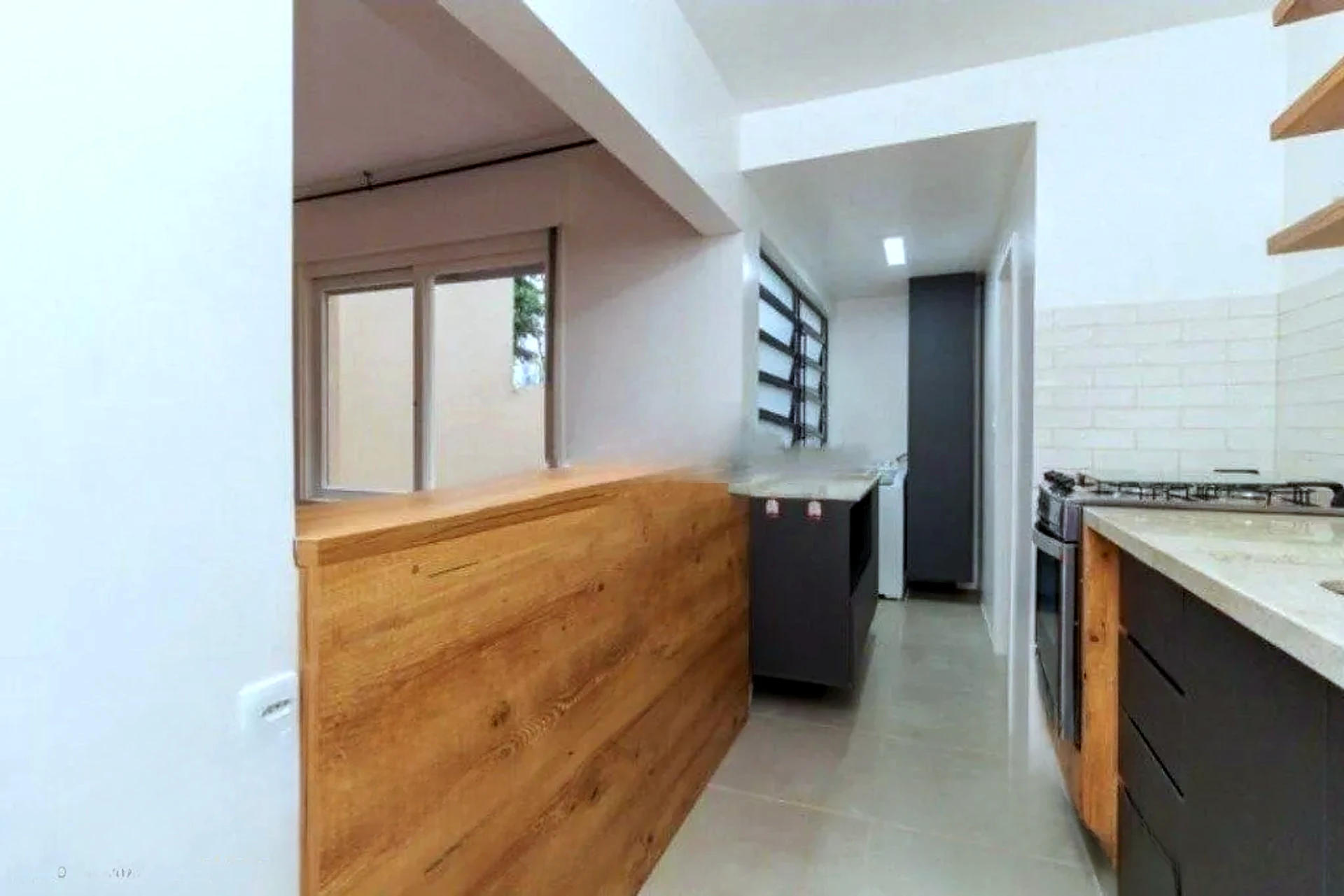 Cozinha com bancada e armários