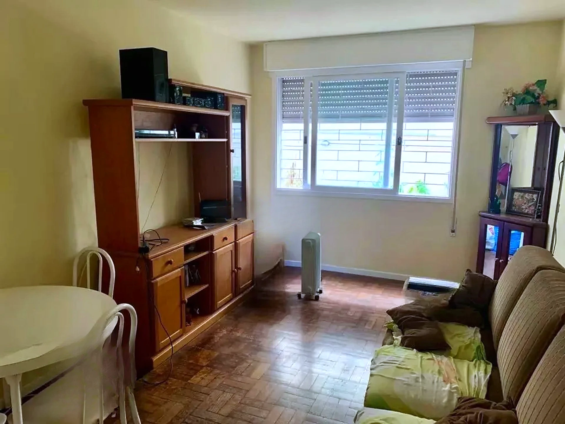 Living amplo com piso de parquet