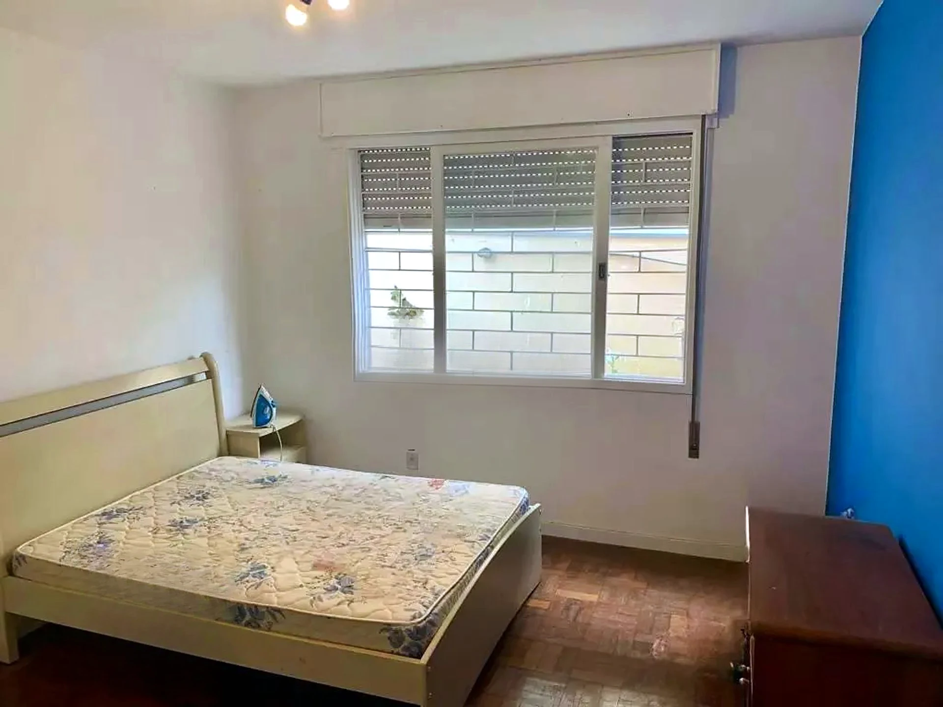 Dormitório com janela ampla