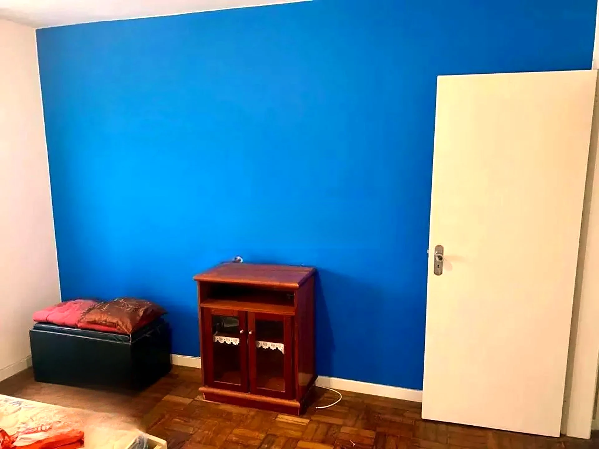 Dormitório com parede azul