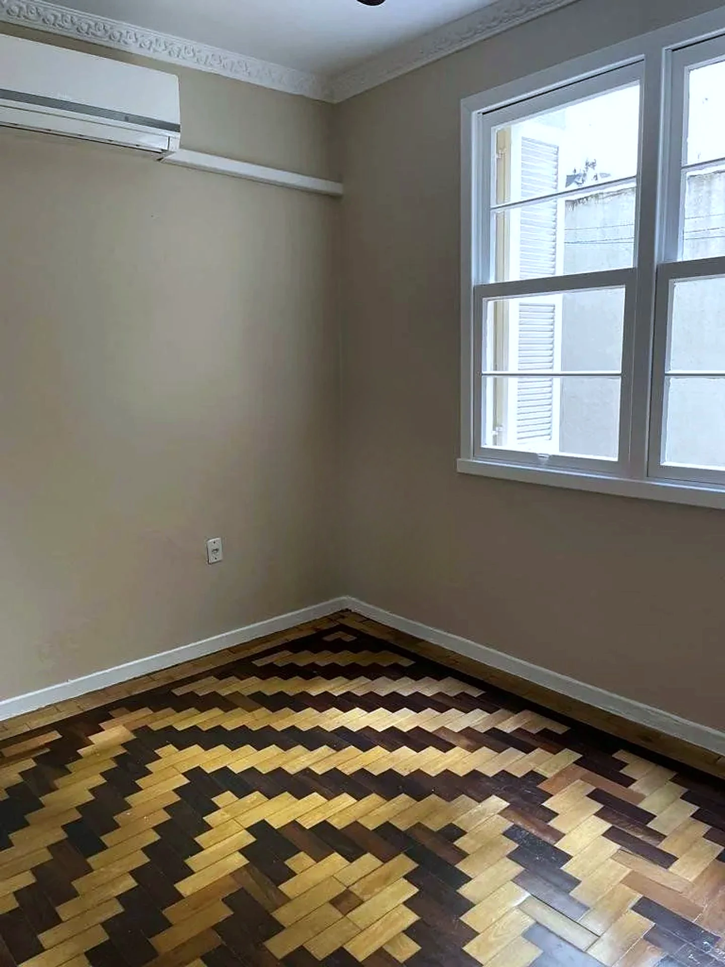 Sala ampla com janelas para a rua