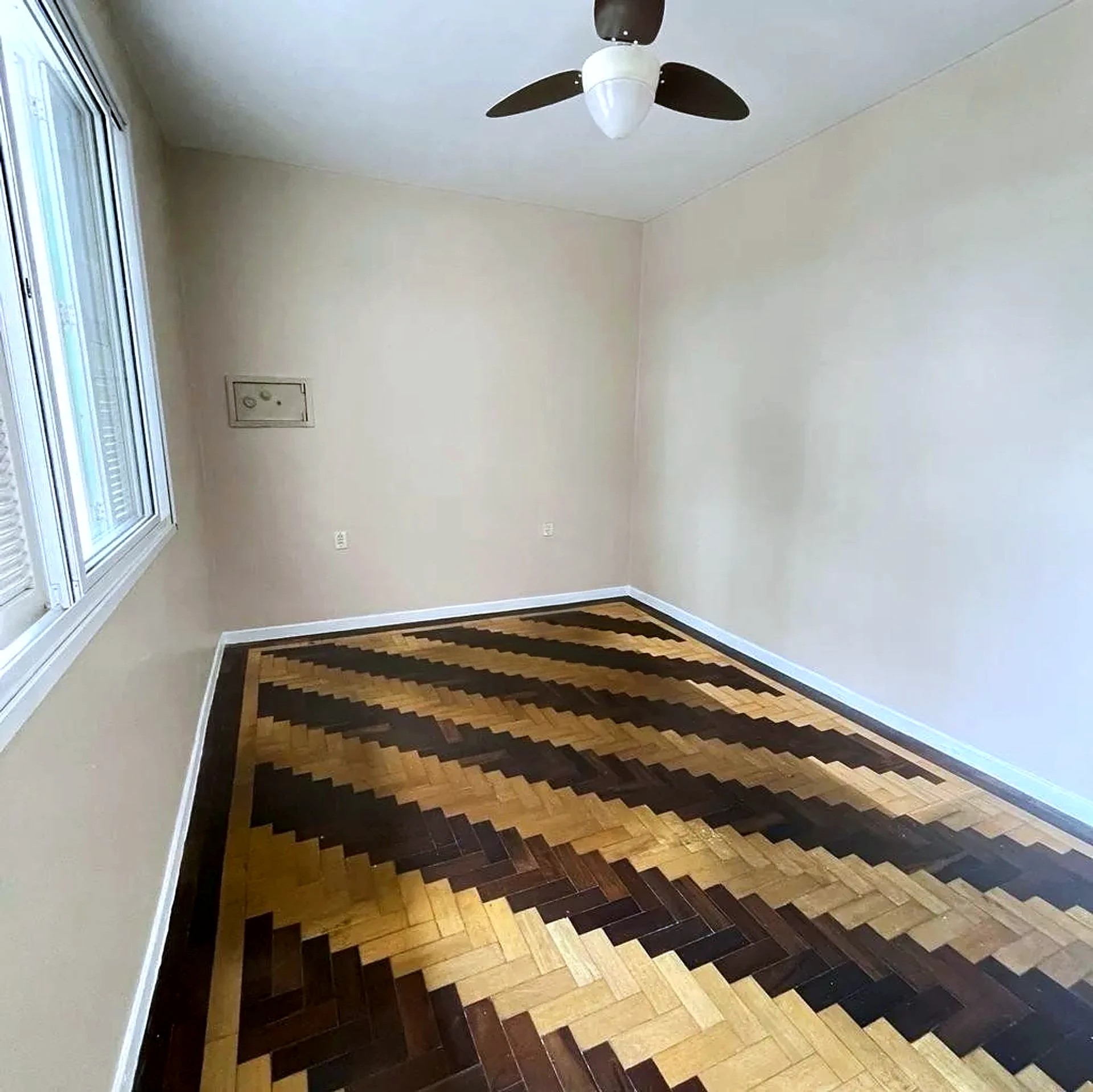Dormitório com parquet em espinha de peixe