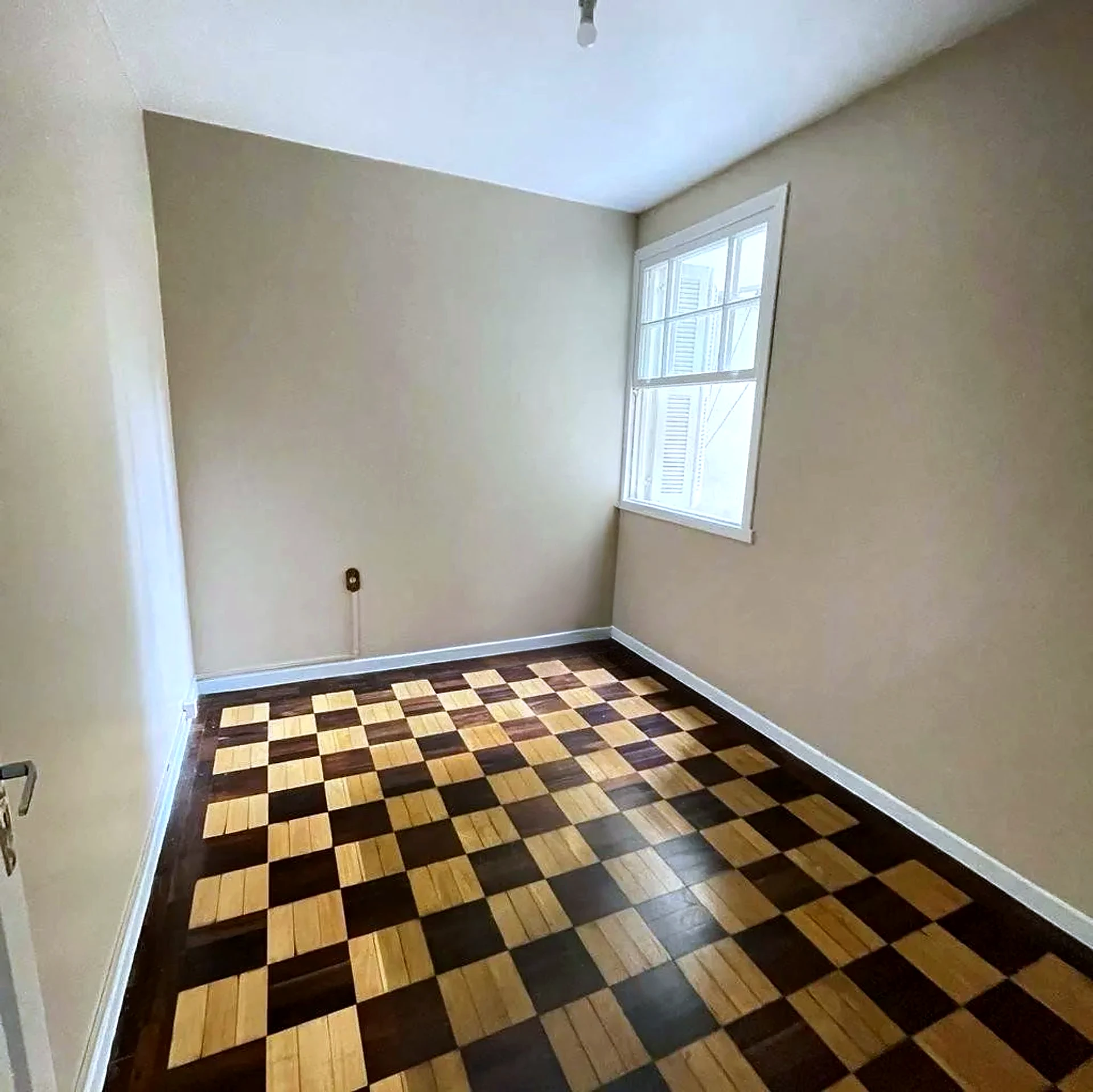 Dormitório com parquet xadrez