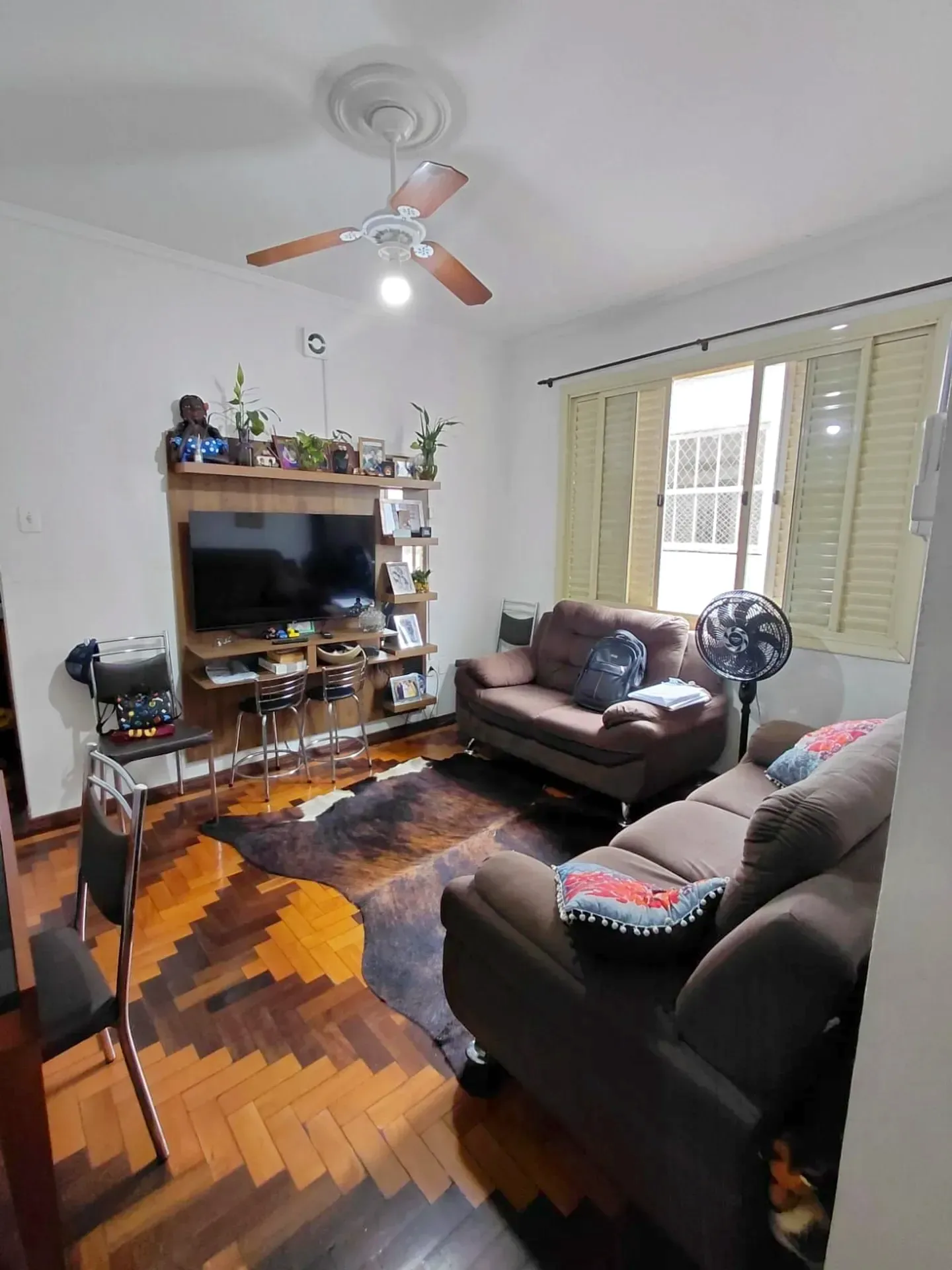 Sala mobiliada com piso de parquê na Azenha, em Porto Alegre