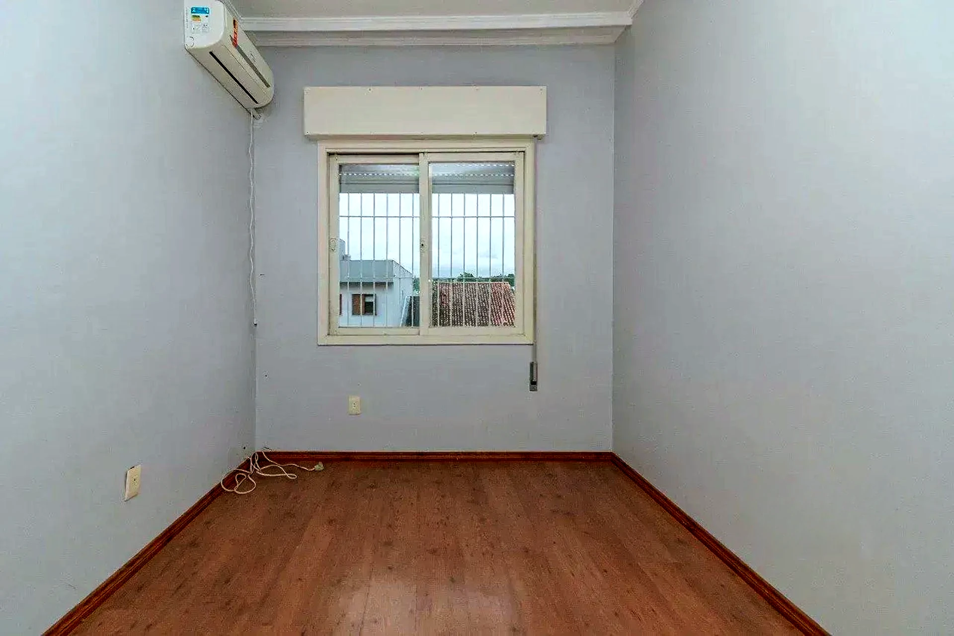 Sala clara com janela ampla