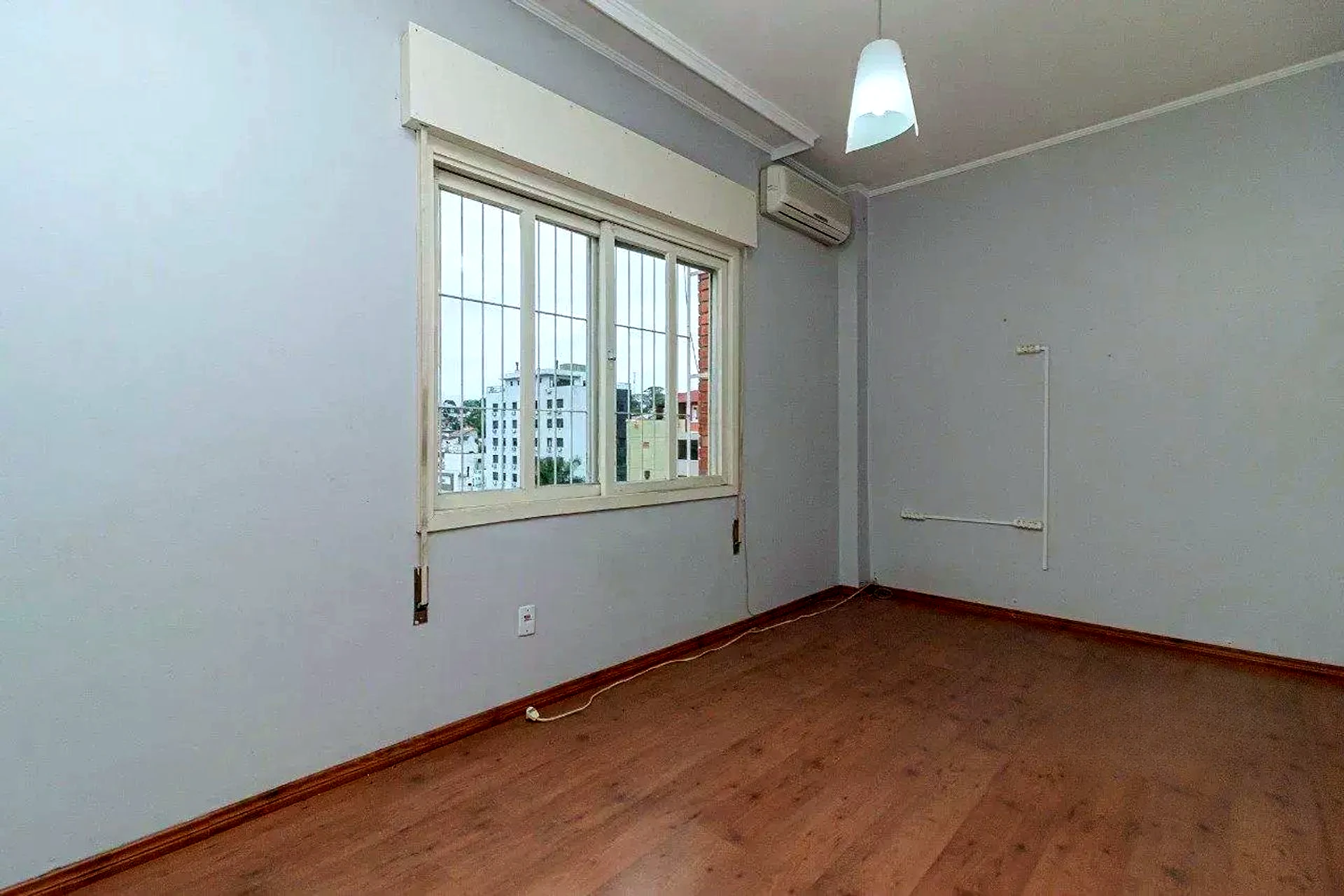 Sala com piso laminado