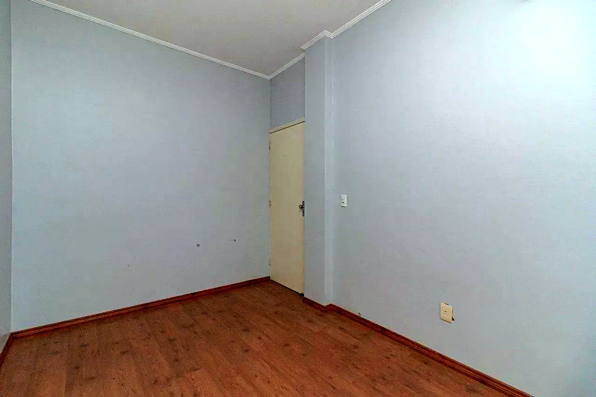 Dormitório com piso laminado